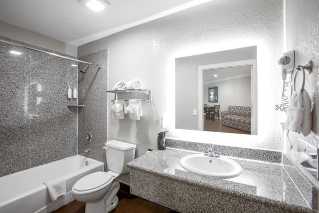 英格爾伍德洛杉磯國際機場溫德姆速 8 飯店-Deluxe King Bed with Balcony-10