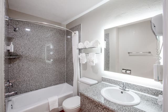 英格爾伍德洛杉磯國際機場溫德姆速 8 飯店-One Queen Bed-10