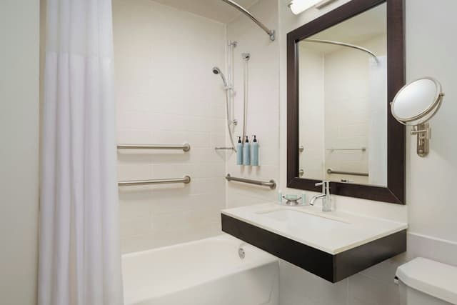 Courtyard by Marriott New York Manhattan/Times Square-Room, 1 King Bed (Mobility/Hearing Accessible, Tub)-5
