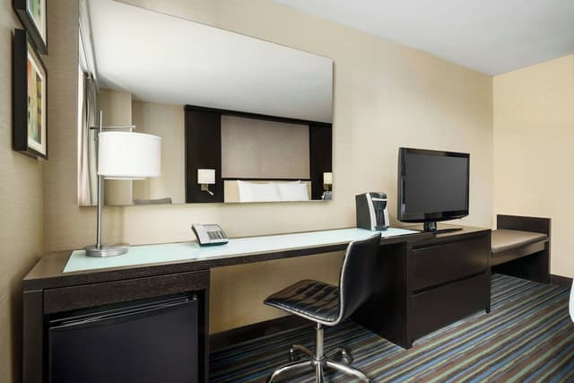 Courtyard by Marriott New York Manhattan/Times Square-Room, 1 King Bed (Mobility/Hearing Accessible, Tub)-3