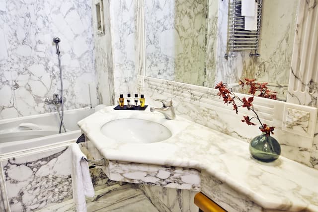 Valadier Hotel-标准三人房-7