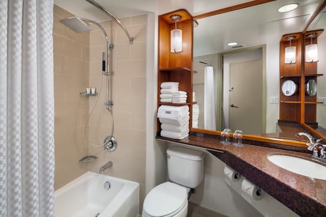 The Westin Bonaventure Hotel and Suites, Los Angeles-Traditional Room, 2 Double Beds, City View (Hearing Accessible)-7