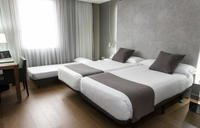 Hotel Zenit Conde de Orgaz-Triple Room-1
