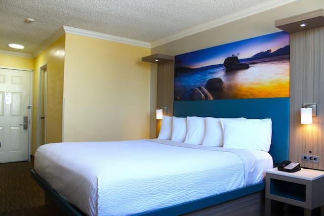 洛杉磯國際機場威尼斯海灘國王碼頭溫德姆戴斯酒店-標準客房, 1 張特大雙人床-1