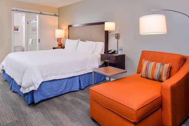 Hampton Inn Seattle-Airport-King Study with Chaise Lounge-1