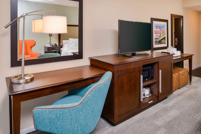 Hampton Inn Seattle-Airport-King Study with Chaise Lounge-2