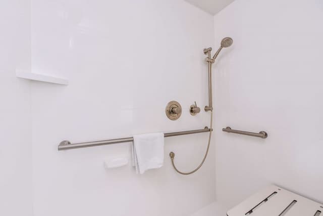 Hampton Inn Seattle-Airport-客房, 1 张双人床, 无障碍 (Roll-In Shower)-5