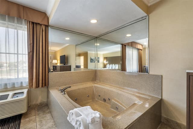 貝斯特韋斯特機場公園飯店 - 洛杉磯 LAX 機場-套房, 1 張特大雙人床, 非吸煙房, 按摩浴缸-2