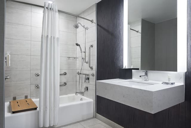 New York Marriott Marquis-Deluxe Room, 1 King Bed (Hearing Accessible)-5