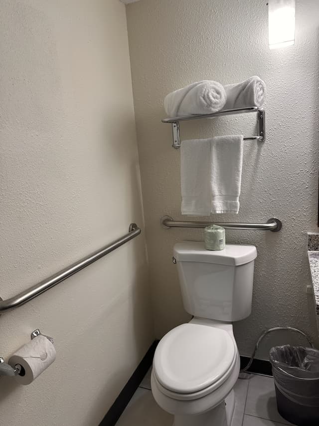 安克拉治溫德姆華美達飯店-客房, 1 張加大雙人床, 無障礙, 非吸煙房 (Mobility Accessible)-11