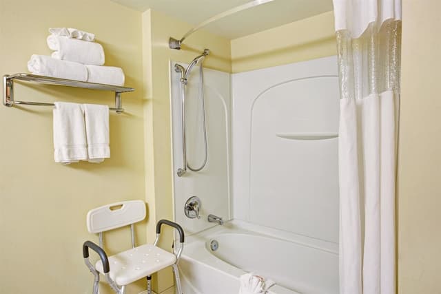 安克拉治溫德姆華美達飯店-客房, 1 張加大雙人床, 無障礙, 非吸煙房 (Mobility Accessible)-9