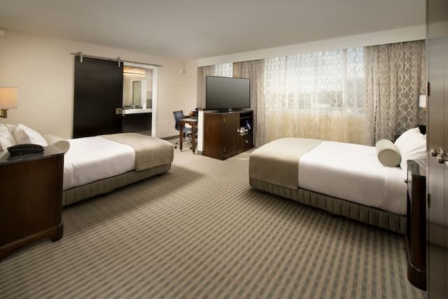 Skybridge Seattle Airport Hotel-Standard Room, 2 Queen Beds-5