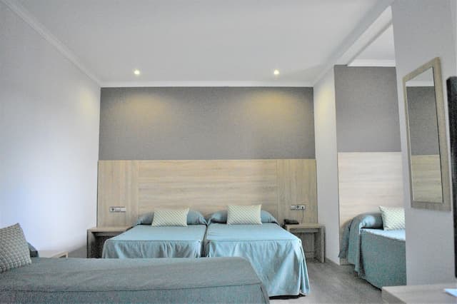 람블러스 바르셀로나-Double Room with 2 extra beds-1