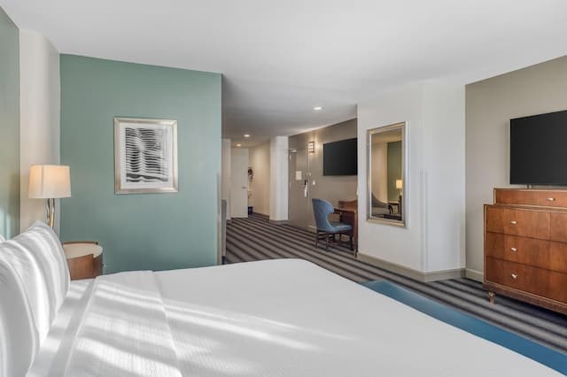 ベストウェスタン リバー ノース ホテル-デラックス スイート キングベッド 1 台 バリアフリー 禁煙 (Walk-in Shower;with Sofabed)-3