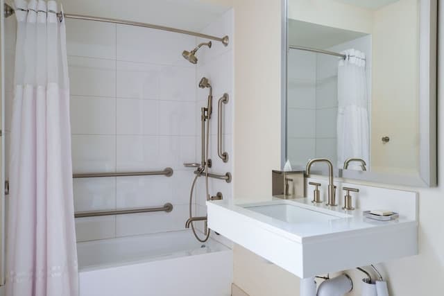 Chicago Marriott Downtown Magnificent Mile-Room, 1 King Bed, City View (Mobility/Hearing Accessible, Tub)-6