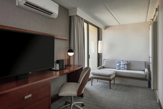 Courtyard by Marriott Los Angeles Pasadena/Monrovia-Room, 1 King Bed with Sofa bed-13