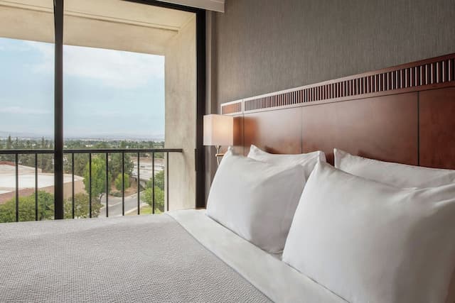 Courtyard by Marriott Los Angeles Pasadena/Monrovia-Junior Suite, 1 Bedroom, City View-1