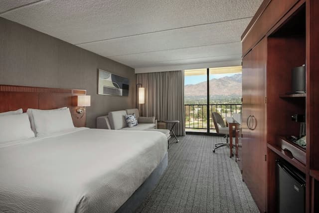Courtyard by Marriott Los Angeles Pasadena/Monrovia-Room, 1 King Bed, Mountain View-5