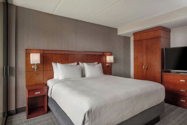 Courtyard by Marriott Los Angeles Pasadena/Monrovia-Junior Suite, 1 Bedroom, City View-4