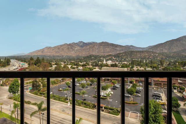 Courtyard by Marriott Los Angeles Pasadena/Monrovia-Room, 1 King Bed, Mountain View-4