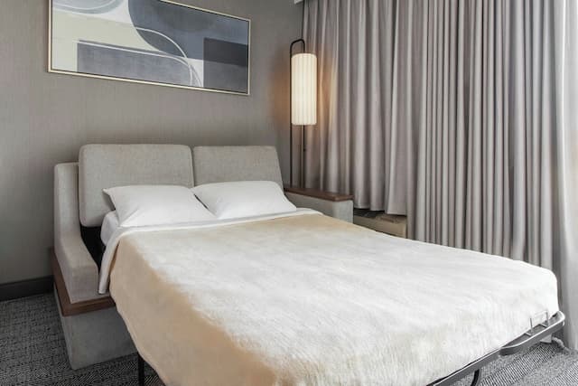 Courtyard by Marriott Los Angeles Pasadena/Monrovia-Room, 1 King Bed with Sofa bed-3