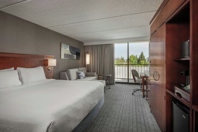 Courtyard by Marriott Los Angeles Pasadena/Monrovia-Room, 1 King Bed with Sofa bed-7