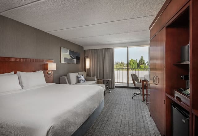 Courtyard by Marriott Los Angeles Pasadena/Monrovia-Room, 1 King Bed, Mountain View-2