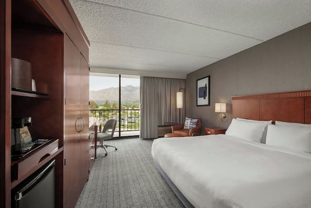 Courtyard by Marriott Los Angeles Pasadena/Monrovia-Room, 1 King Bed, Mountain View-12