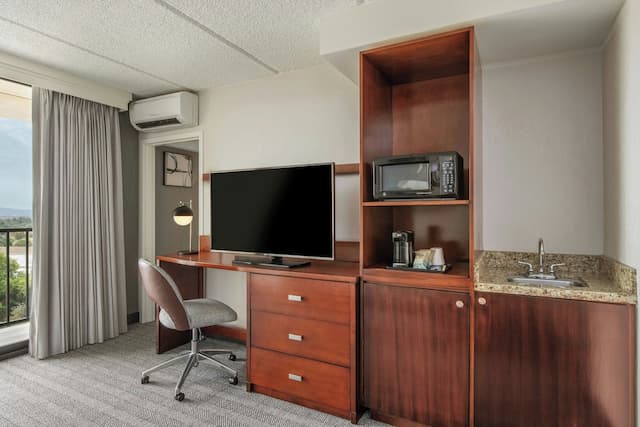 Courtyard by Marriott Los Angeles Pasadena/Monrovia-Junior Suite, 1 Bedroom, City View-7