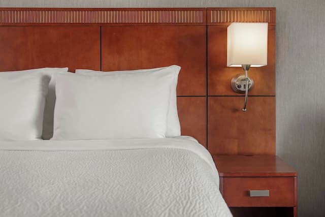 Courtyard by Marriott Los Angeles Pasadena/Monrovia-Room, 1 King Bed with Sofa bed-10