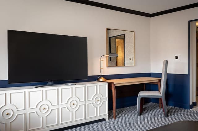 奧靈頓/埃文斯頓希爾頓飯店-套房, 1 張特大雙人床, 無障礙 (Roll-In Shower)-2