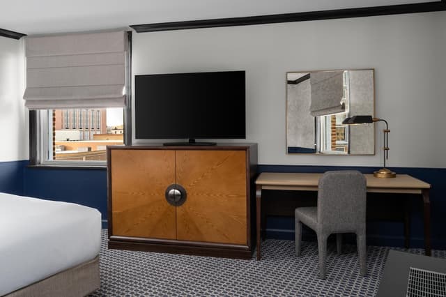 奧靈頓/埃文斯頓希爾頓飯店-豪華客房, 1 張特大雙人床-3