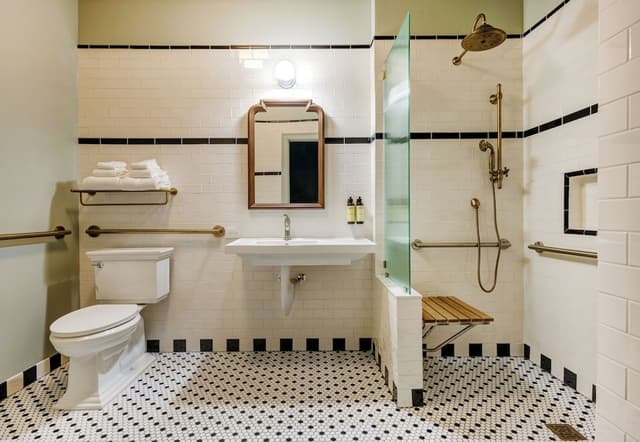 MarQueen Hotel-Deluxe Room, 1 King Bed, Mobility Accessible-10