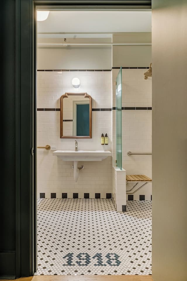 MarQueen Hotel-Deluxe Room, 1 King Bed, Mobility Accessible-8