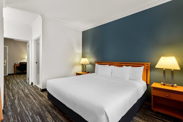 클라리온 스위트 앵커리지 다운타운-Suite, 1 King bed with Sofa Bed, Refrigerator & Microwave-4