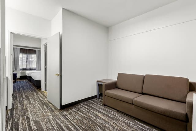 클라리온 스위트 앵커리지 다운타운-Suite, 1 King bed with Sofa Bed, Refrigerator & Microwave-1