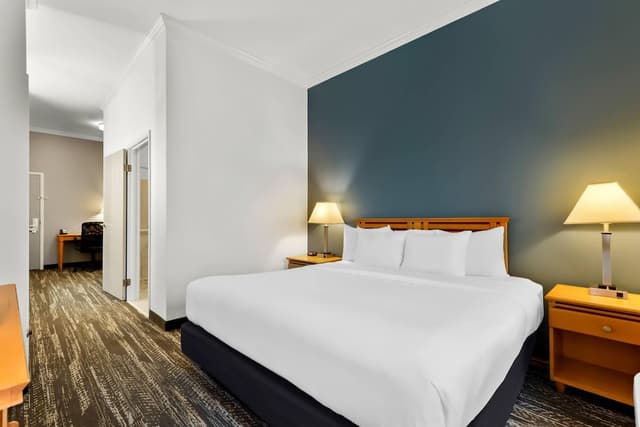 安克拉治市區凱隆全套房飯店-舒適套房, 1 張特大雙人床和 1 張沙發床, 非吸煙房-5