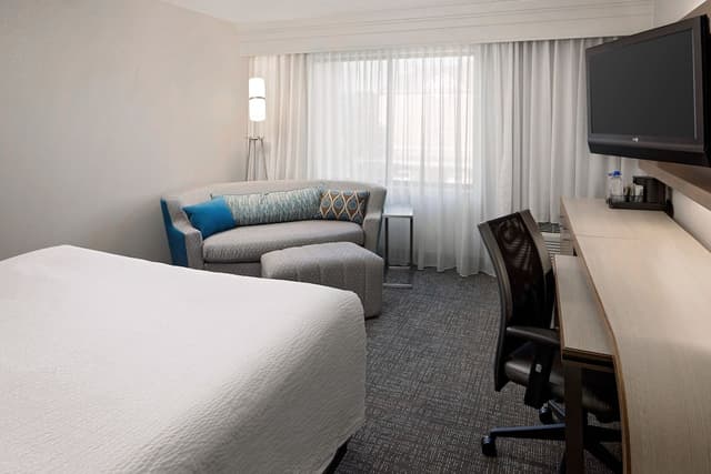 休士頓韋斯特查斯萬怡酒店-客房, 1 張特大雙人床及 1 張梳化床-4