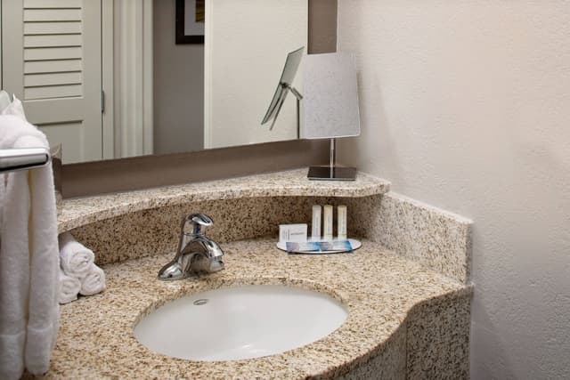 休士頓韋斯特查斯萬怡酒店-客房, 1 張特大雙人床及 1 張梳化床-5