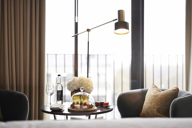 Four Seasons Hotel London at Park Lane-Deluxe Room-4