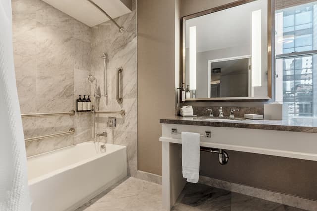 費爾蒙特奧林匹克飯店-套房, 1 張特大雙人床, 非吸煙房 (Tub w/ Grab Bars, Hearing Accessible)-7