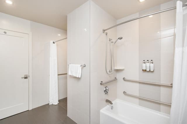 베스트 웨스턴 플러스 드래곤 게이트 인-스위트, 킹사이즈침대 1개, 장애인 지원, 냉장고 (Walk-in Shower)-6