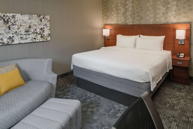 Sonesta Select Seattle Bellevue Redmond-客房, 1 张特大床和 1 张沙发床, 无障碍 (Mobility Hearing Tub)-1