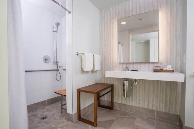 쉐라톤 마우이 리조트 & 스파-룸, 킹사이즈침대 1개, 롤인 샤워 시설, 리조트 전망 (Mobility Accessible)-4