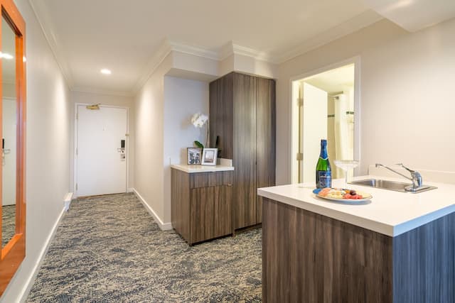 Executive Suites Hotel Metro Vancouver-Double Queen Studio Suite-4