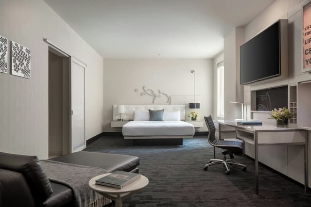 芝加哥城市中心 W 飯店-尊榮客房, 1 張特大雙人床 (Mobility/Hearing Access, Roll-In Shwr)-1