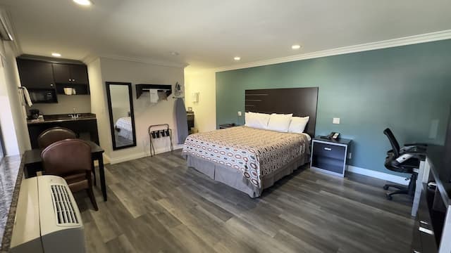 花園套房酒店-豪華客房, 1 張特大雙人床-1