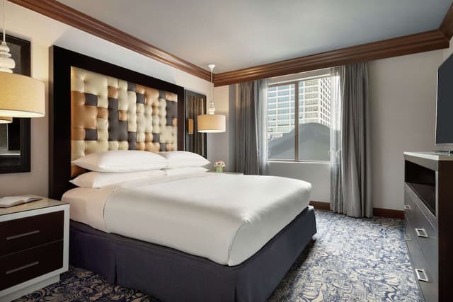 Hilton Checkers Los Angeles-客房, 1 张特大床, 无障碍, 浴缸-4