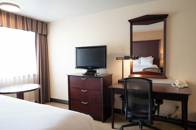 Ramada by Wyndham Tukwila Southcenter-Room, 1 King Bed, Non Smoking-4