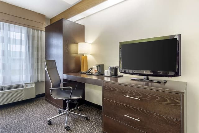 슬립 인 - 시택 에어포트-Double Room, 2 Double Beds, Non-Smoking, Refrigerator & Microwave-4